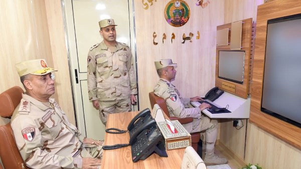 وزير الدفاع داخل إحدى وحدات الدفاع الجوي