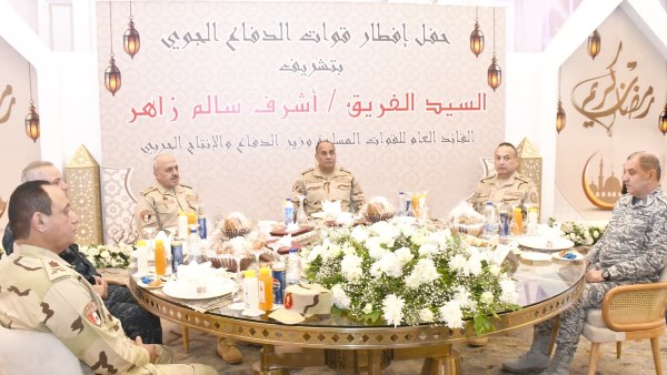 صورة للقاء وزير الدفاع مع مقاتلي قوات الدفاع الجوي