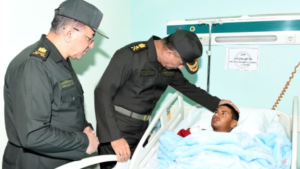 وزير الدفاع يزور عدد من المصابين بمجمع الجلاء الطبي للقوات المسلحة