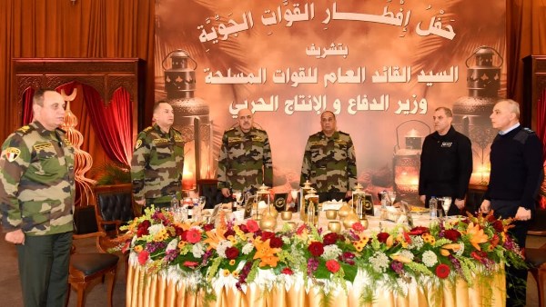 وزير الدفاع والإنتاج الحربى يلتقي مقاتلي القوات الجوية 