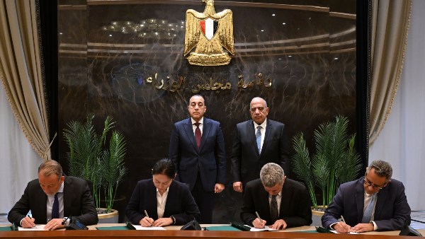 مدبولي يشهد توقيع حزمة من اتفاقيات شراء الطاقة لمشروعات طاقة متجددة وإقامة محطات مستقلة لتخزينها  