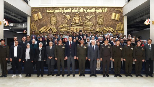 القوات المسلحة تنظم زيارة ميدانية لوفد من شباب الوطن للأكاديمية العسكرية للدراسات العليا والاستراتيجية