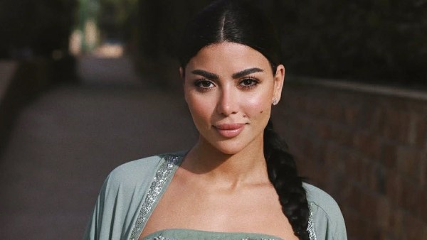 كارولين عزمى تثير الجدل بقفطان مطرز انيق