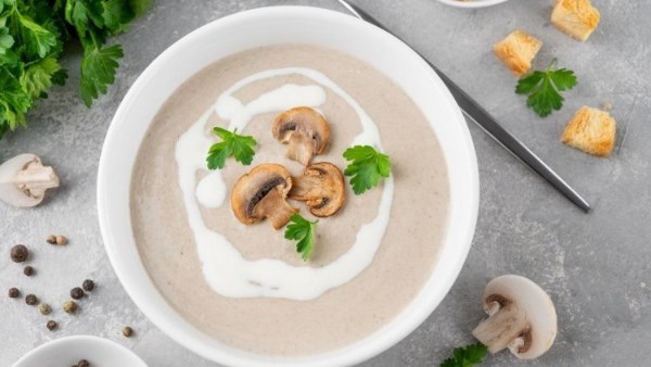 طريقة عمل شوربة عيش الغراب “المشروم” بالكريمة