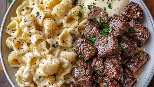 طريقة عمل مكرونة كريمي بالجبنة مع مكعبات الاستيك