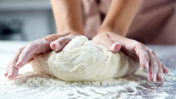مخاطر كارثية.. احذر تذوق عجينة الكعك قبل خبزها