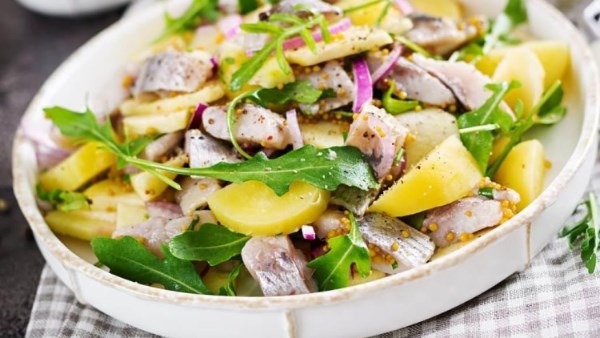 طريقة سلطة الرنجة بالبطاطس للعيد