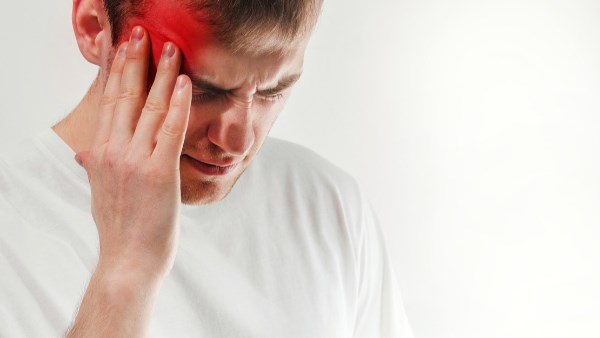 صداع يوقظك من النوم فجأة… ما أسبابه؟