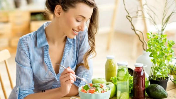 10 أطعمة ومشروبات تساعد في تقليل رائحة الفم الكريهة