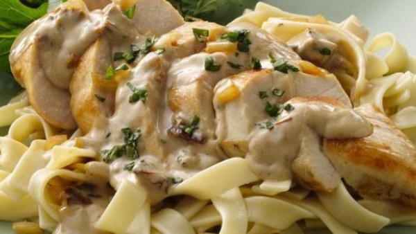 طريقة عمل باستا الفتوتشيني بالدجاج 