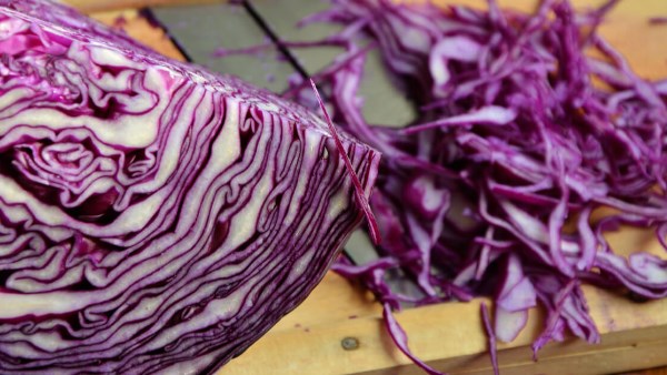 ماذا يحدث لجسمك عند تناول الكرنب البنفسجى؟