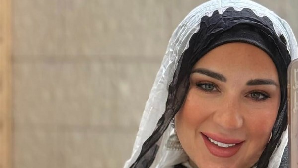بلفات حجاب مختلفتة..أسماء شريف منير تبهر الجمهور بإحتشامها