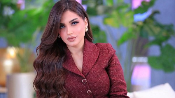 ياسمين عز تخطف الانظار بجمالها 