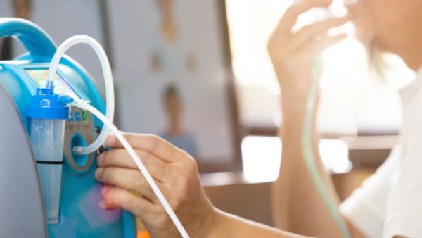 حكم استعمال جهاز التنفس الاصطناعي للصائم.. عطية لاشين يجيب