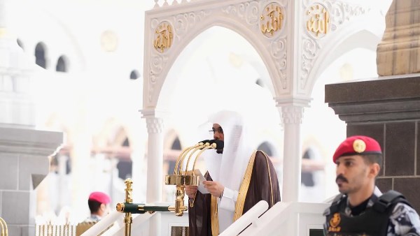 إمام الحرم خلال خطبة الجمعة