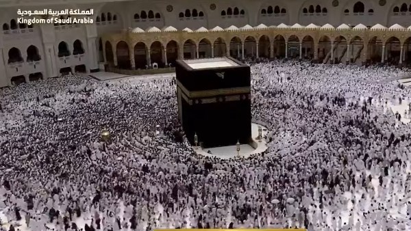 يتوافد آلاف المصلين والمعتمرين لأداء صلاة الجمعة بالمسجد 