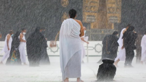 حكم تغطية الرأس أثناء الإحرام خوفًا من البرد والمطر