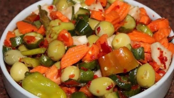 ماذا يحدث للجسم عند الإفراط في تناول المخلل؟