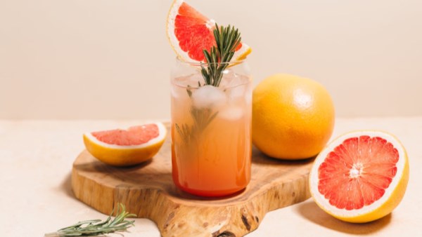 يُعد الجريب فروت من الفواكه الحمضية المميزة بطعمه المرّ المنعش، ويُعتبر خيارًا شائعًا على مائدة الإفطار في كثير من الدول.