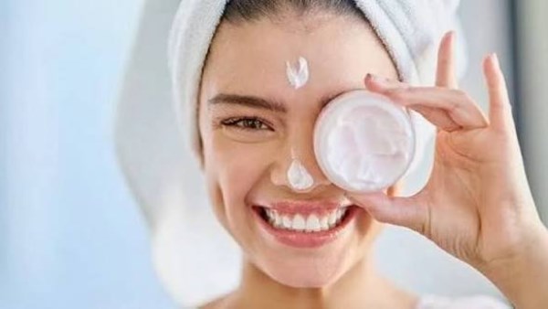 ماسكات طبيعية لعلاج أشهر مشاكل البشرة قبل العيد