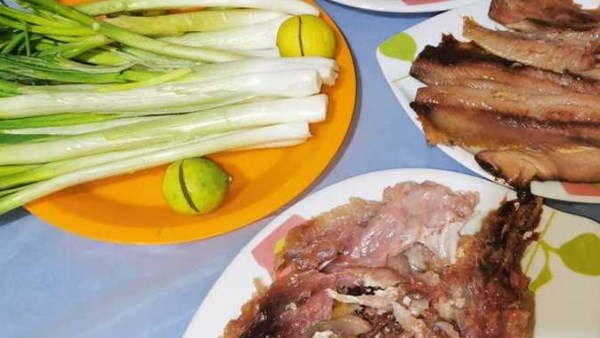 فوائد تناول البصل الأخضر مع الرنجة والفسيخ