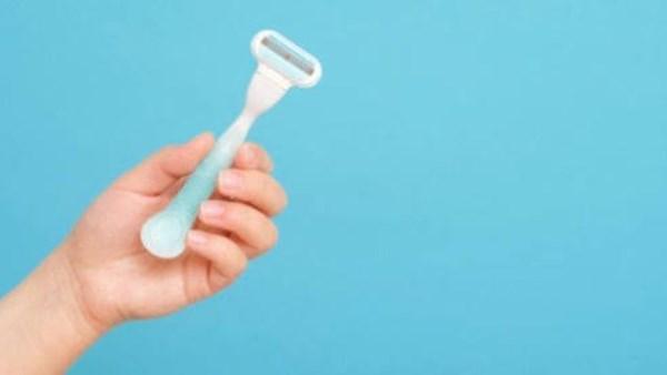 هل حلاقة شعر العانة آمنة للنساء؟