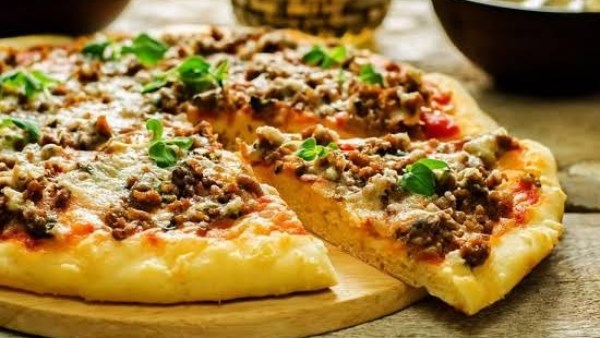 طريقة عمل البيتزا باللحمة المفرومة