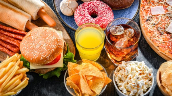 الوجبات السريعة قد تقلل فرص الإنجاب للرجال