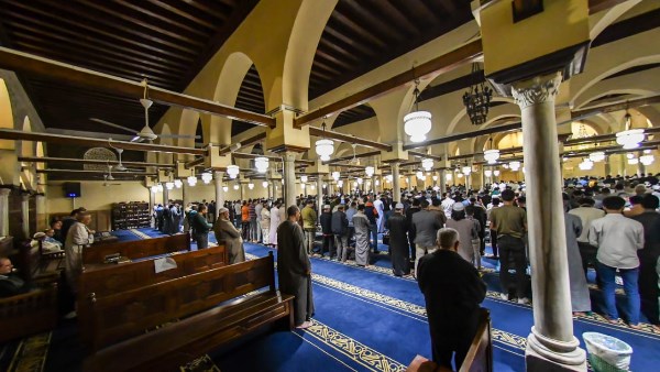 أهم أحكام الصلاة على الكرسي في المسجد.. الأزهر للفتوى يكشف عنها