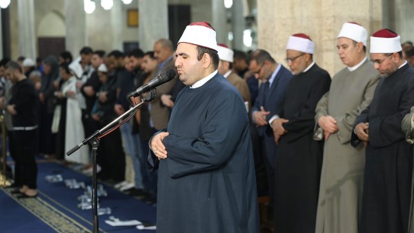 بالقراءات.. أئمة الجامع الأزهر يحيون صلاة التراويح ليلة 25 رمضان.. صور