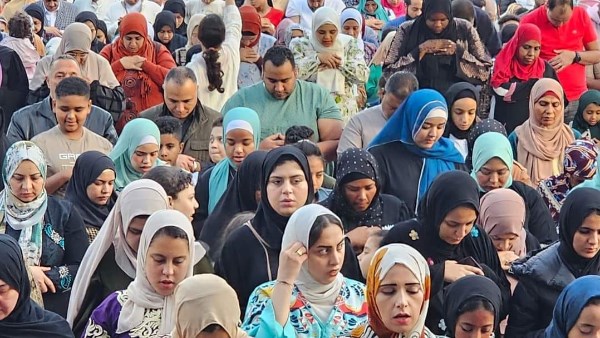 صلاة الرجال بجوار النساء