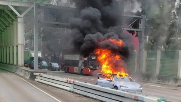 سيارة BYD سيل تحترق بالكامل