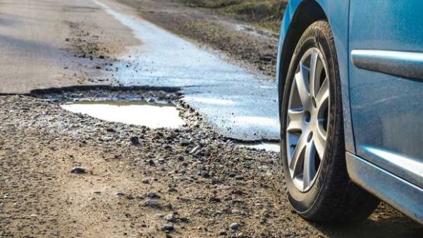 أضرار حفر الطرق على السيارات وكيفية تجنبها 