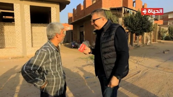 الصدفة تجمع عامل نظافة في مصنع بـ عمرو الليثي ويجبر بخاطره بهذا الفعل