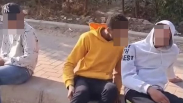 فيديو صادم| شباب يترمون في شوارع 6 أكتوبر..  وشهود عيان: بلا وعي لكن دون إيذاء أحد