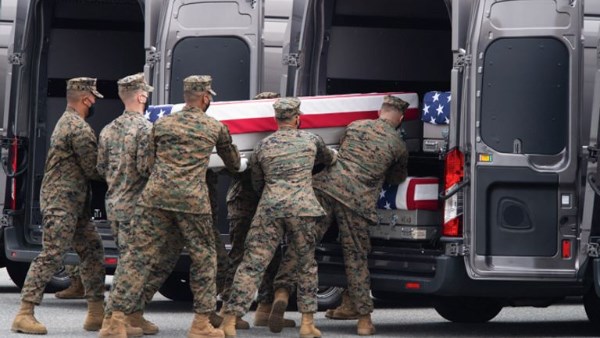 رسائل حاسمة من ترامب بعد استقبال جثامين 6 جنود قتلوا في حرب إيران| تفاصيل