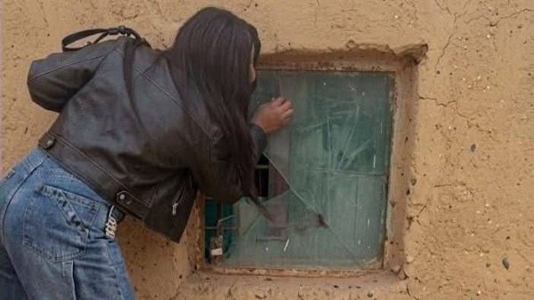 فتاة تسخر من الأموات 