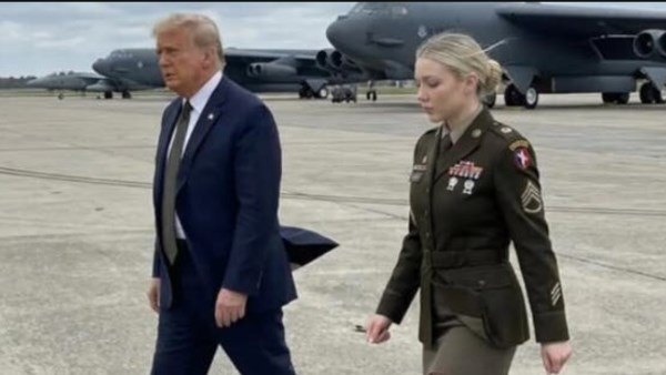 ترامب مع الضابطة الشقراء 