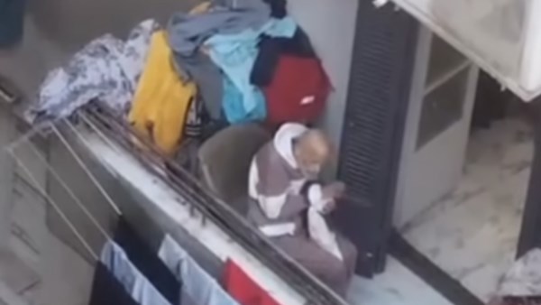 مسن مقيد فى البلكونة