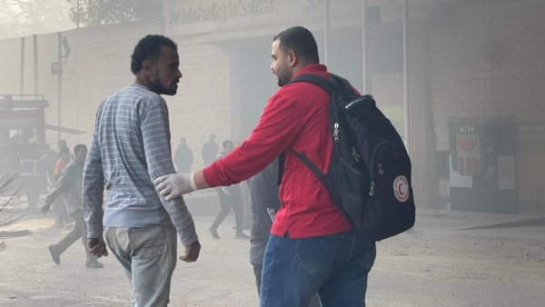 الهلال الأحمر المصري يساند الإسعاف في حريق مصنع بالدقهلية 