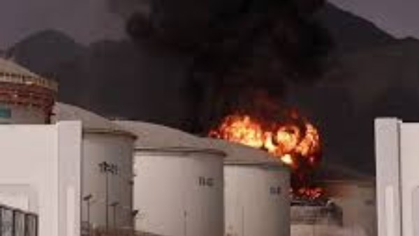 الإمارات: تعاملنا مع حريق متطور بمنطقة الفجيرة للصناعات البترولية