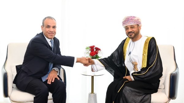 وزير الخارجية يبحث مع نظيره العُماني
