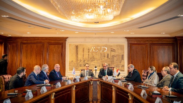 جانب من التوقيع 