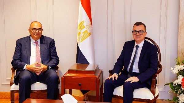 وزير التخطيط  مع محمود محيي الدين