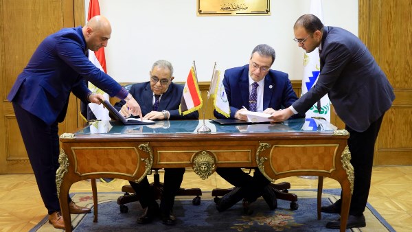 جانب من توقيع الاتفاقية 