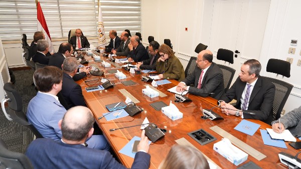 وزير الاستثمار خلال الاجتماع 