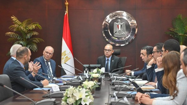 الدكتور محمد فريد وزير الاستثمار والتجارة الخارجية خلال الاجتماع 