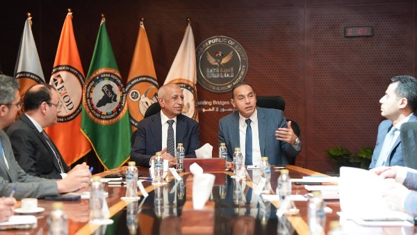 الدكتور إسلام عزام رئيس هيئة الرقابة المالية خلال الاجتماع 