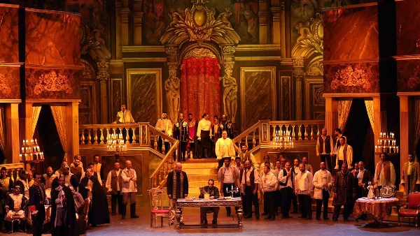 حفل تنكري بالأوبرا