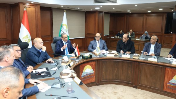 محافظ الجيزة يتابع مع رؤساء الأحياء والمراكز تنفيذ تكليفات رئيس الوزراء بضبط الأسواق ومنع التلاعب بالأسعار